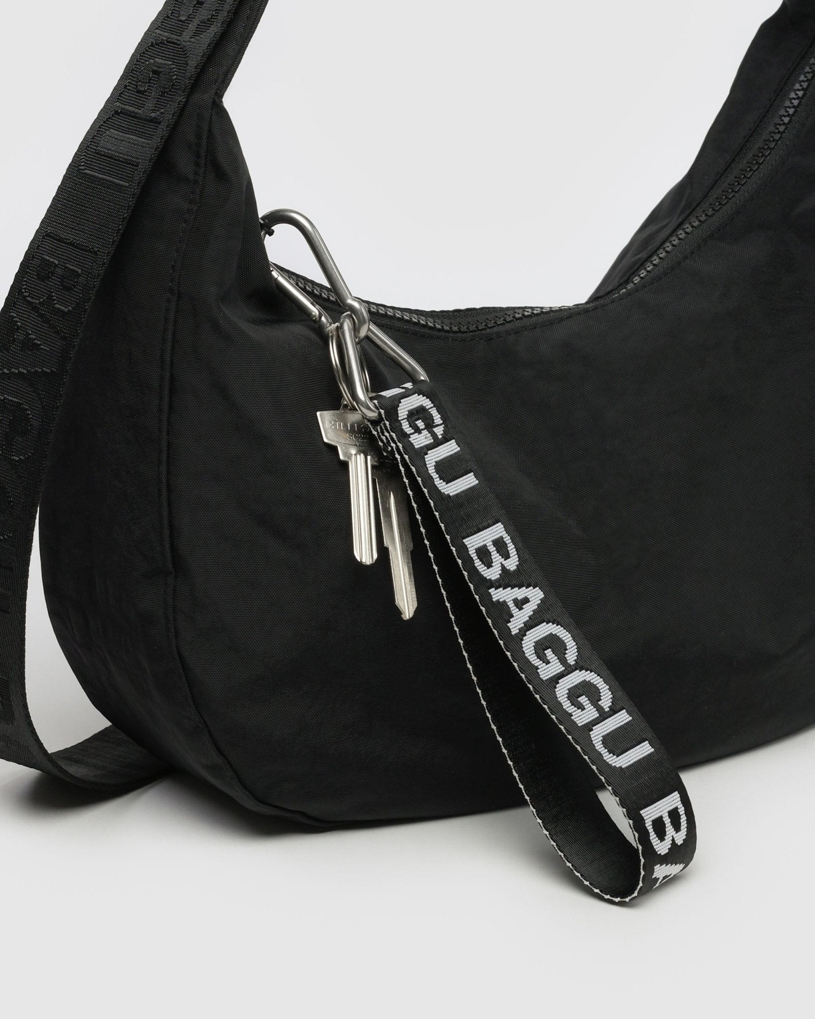 black and white Baggu Logo Keychain attached to crescent bag zip - ANNIE.G