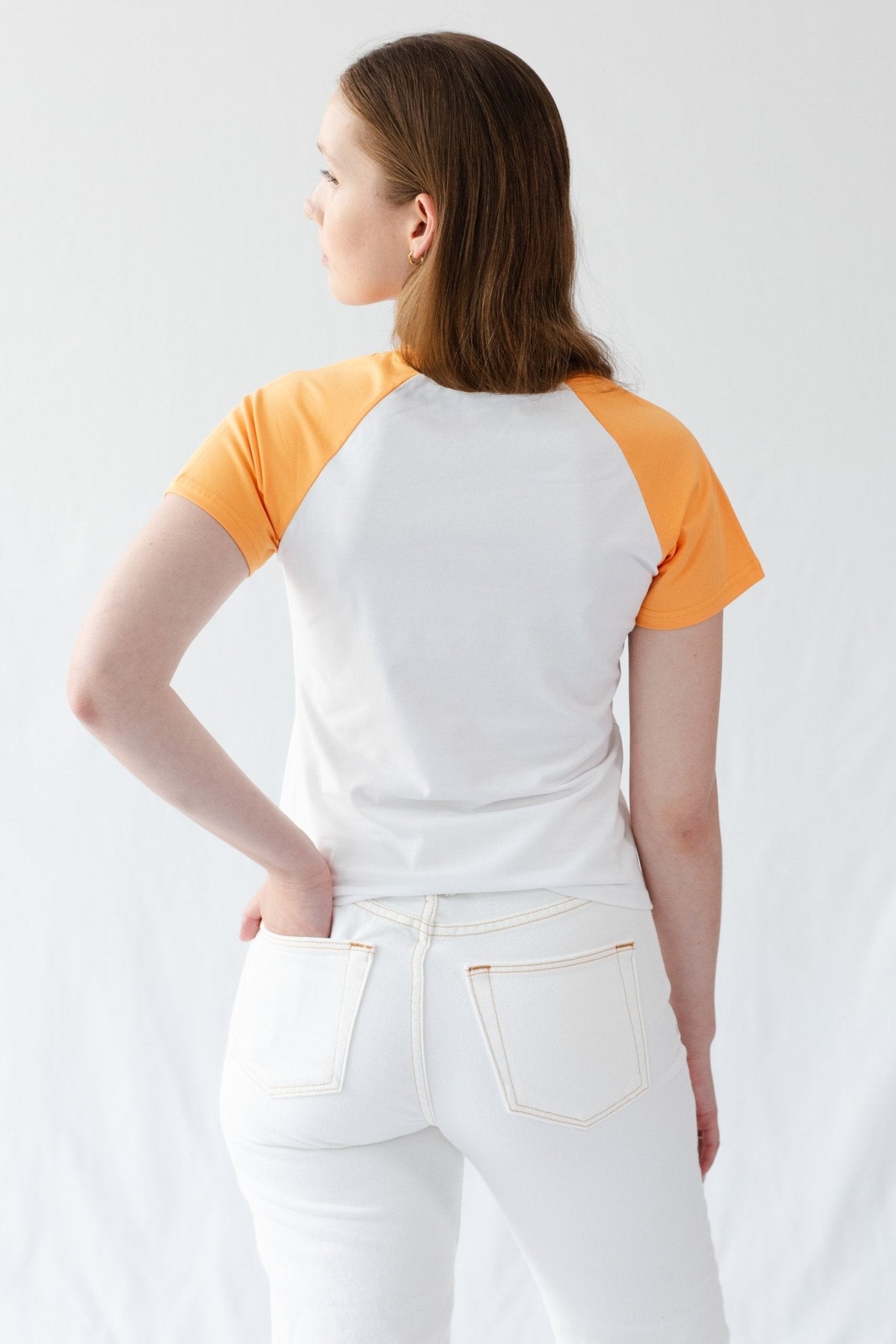 Back of a woman wearing a white t-shirt with orange short sleeves - ANNIE.G