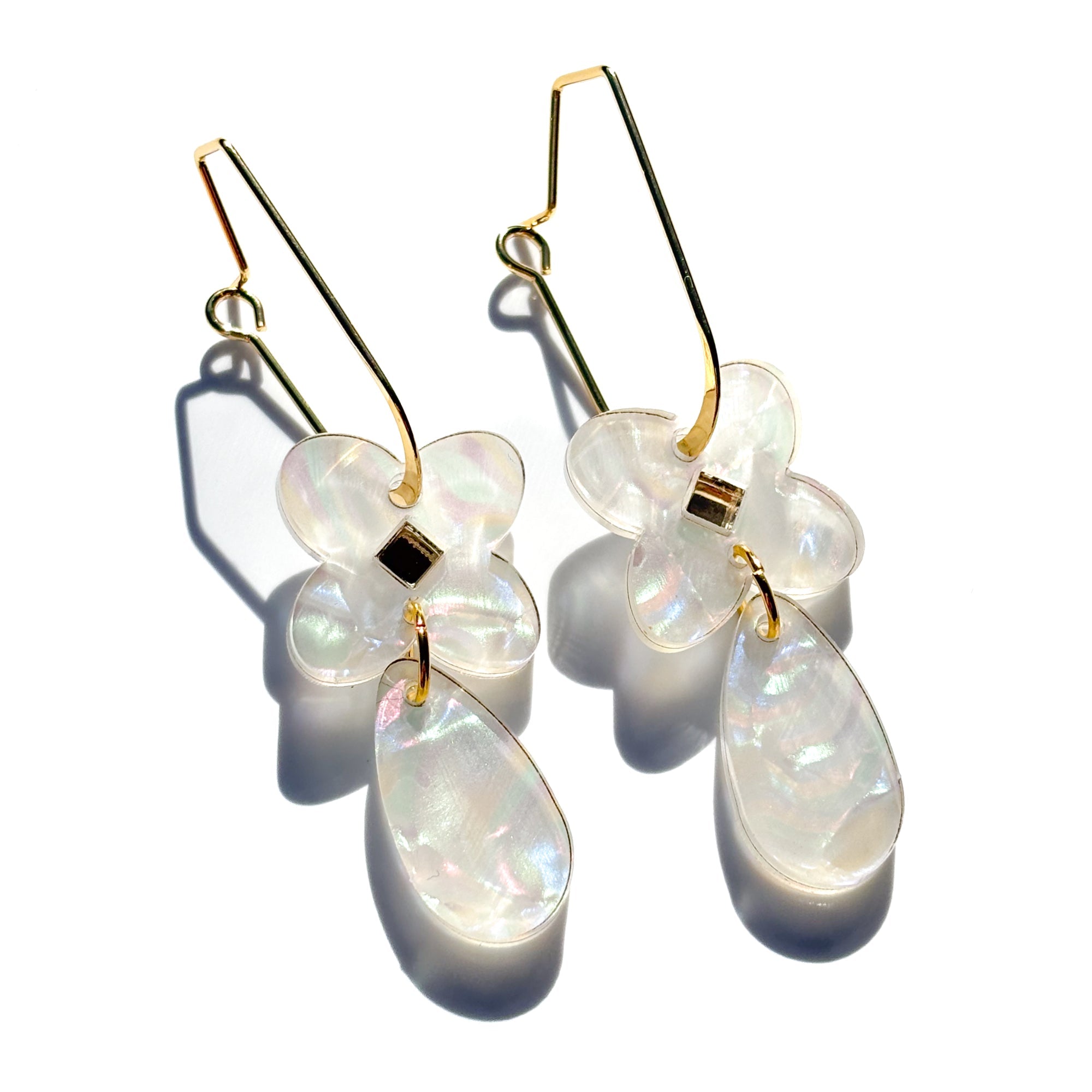 Drop earring in acrylic clover flower in pearl colour with mirror diamond centre and pearl tear drop attached.