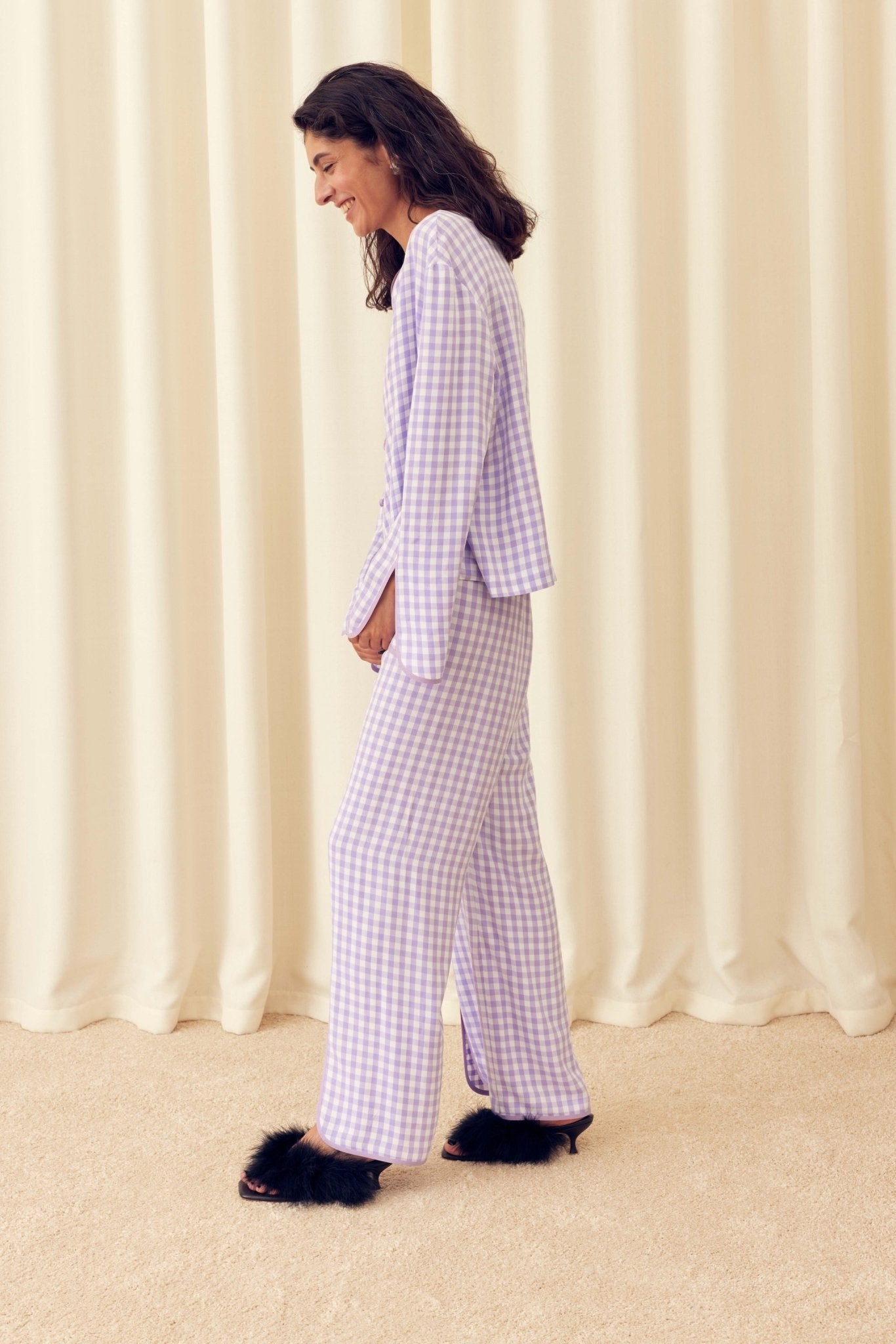 Side view of a woman wearing Louis Pyjama Set with shirt and Pants in Lavender Vichy - ANNIE.G