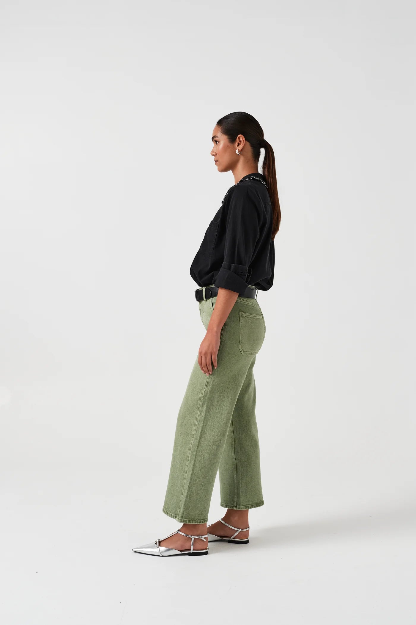 woman-wearing-elodie-jean-vintage-moss-black-belt-black-shirt-silver-shoes