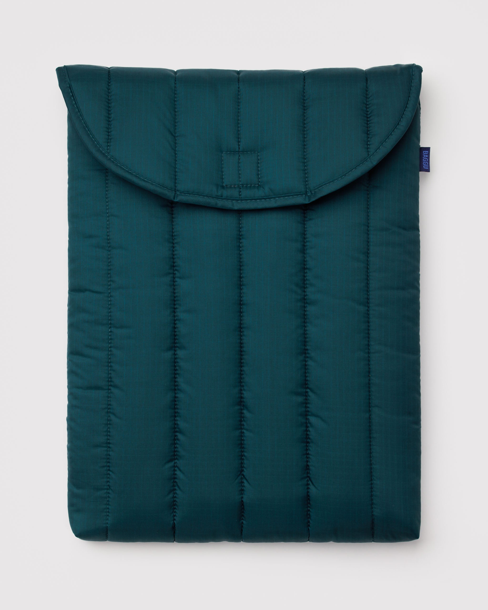 Teal quilted and puffy sleeve with BAGGU tag logo at the side.