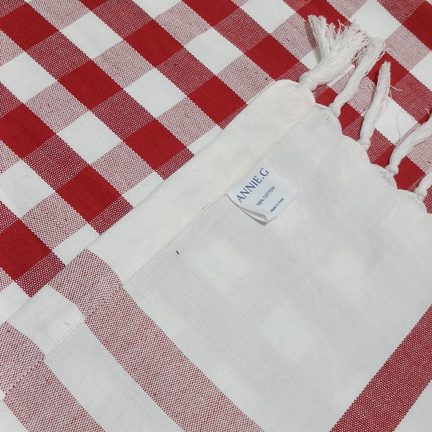 handknotted-edge-of-red-gingham-pattern-coastline-check-tablecloth-with-brand-label-in-hem