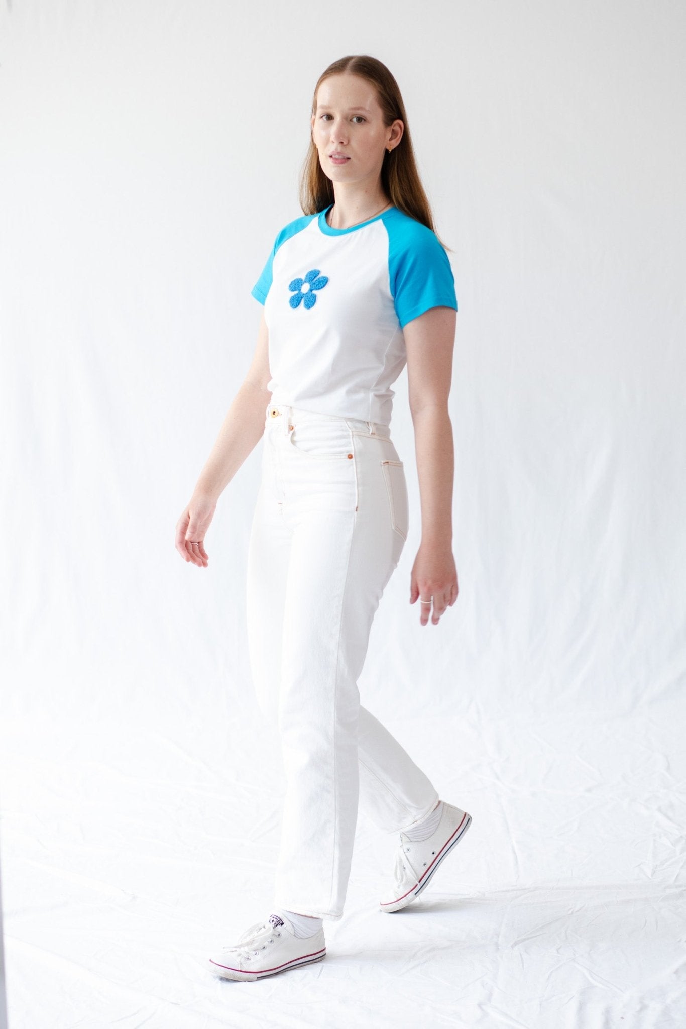 Woman wearing white t-Shirt with blue daisy and white jeans - ANNIE.G