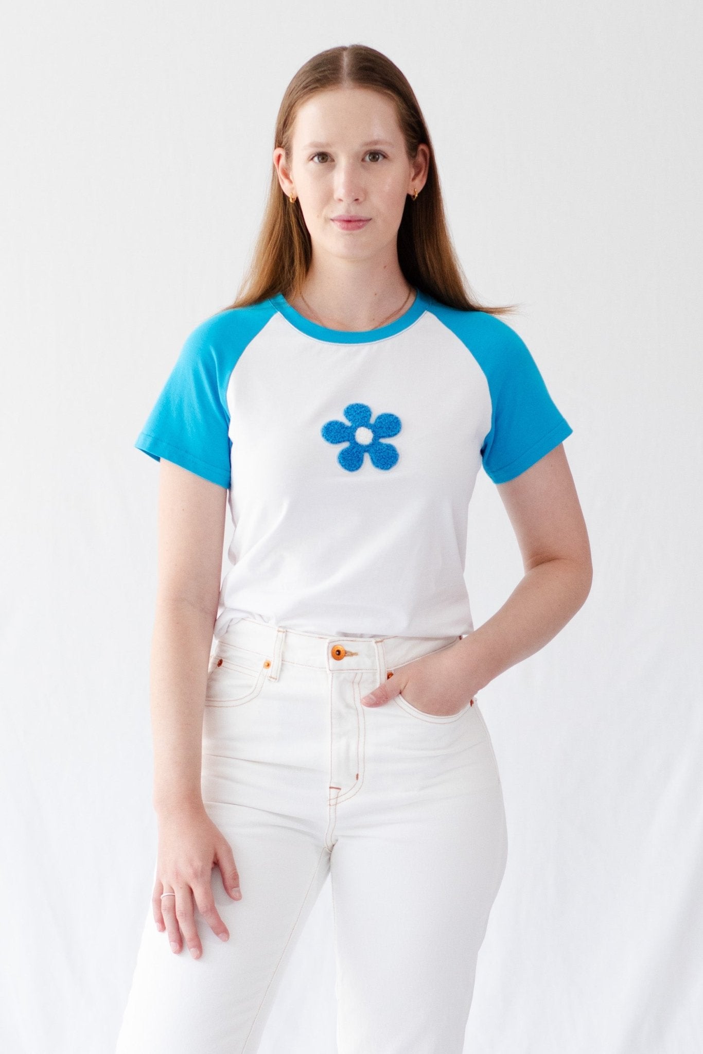 Woman wearing white t-shirt with blue daisy and short sleeves - ANNIE.G