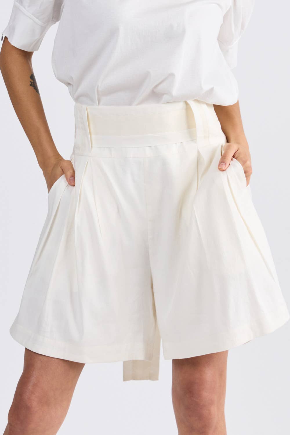 Florence Linen Short in Ivory - ANNIE.G