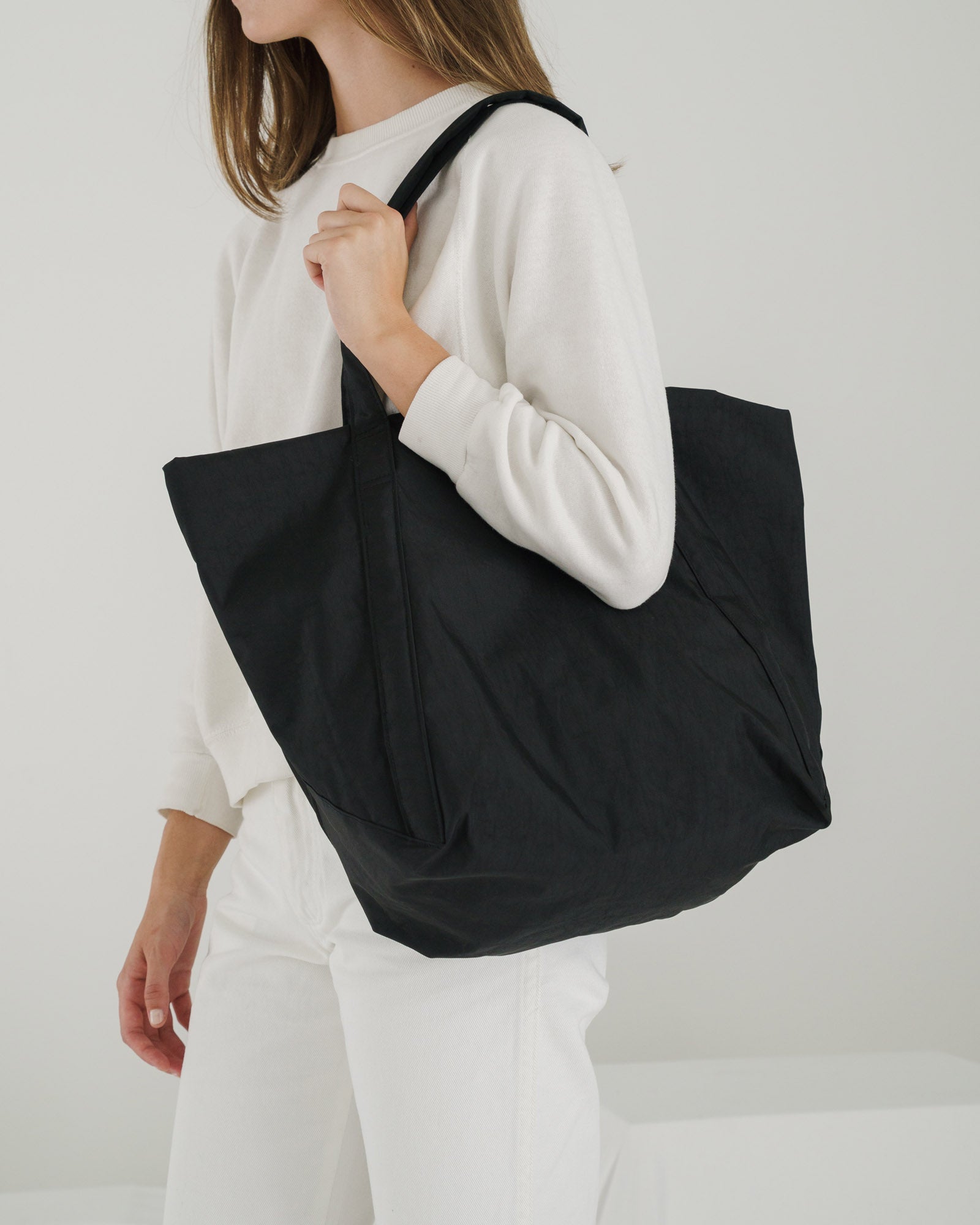 Woman carrying the black cloud bag on shoulders - ANNIE.G
